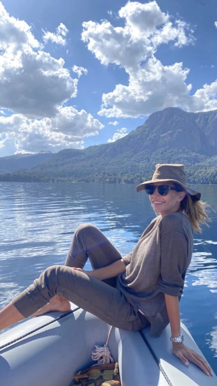 Juliana Awada impacta con un look monocromático: Rolex y sombrero para navegar