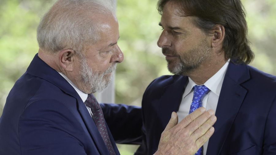 El presidente brasileño Luiz Inacio Lula da Silva habla durante una conferencia de prensa con su homólogo uruguayo Luis Lacalle Pou