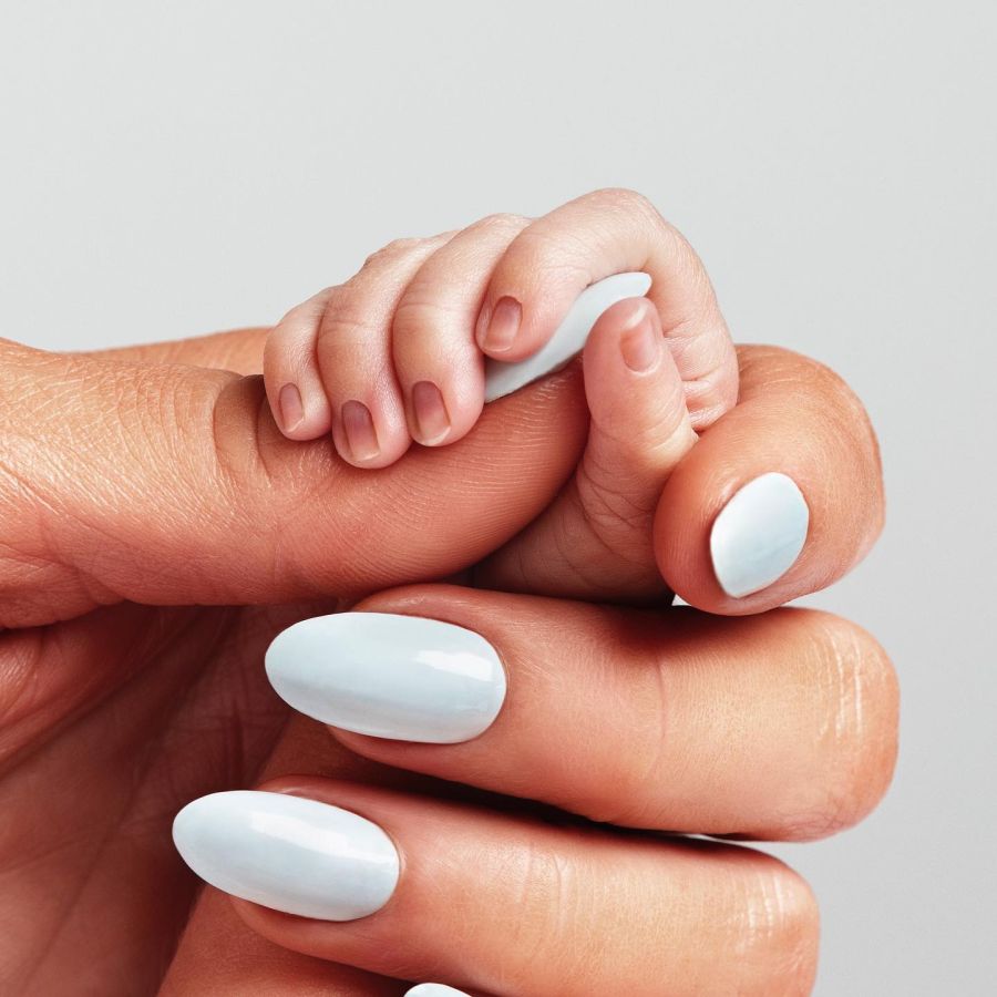 Paris Hilton fue mamá por primera vez y compartió la primera foto de su bebé: 