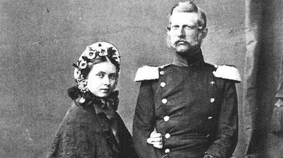 Victoria, junto a su esposo, el príncipe Federico de Prusia