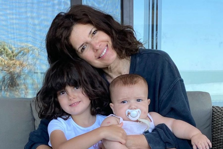 Isabel Macedo junto a sus hijas