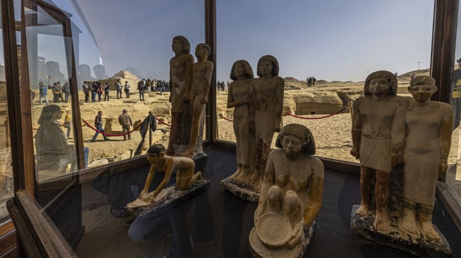 Hallan más momias en Egipto, una de ellas, de 4300 años de antiguedad, recubierta de oro.