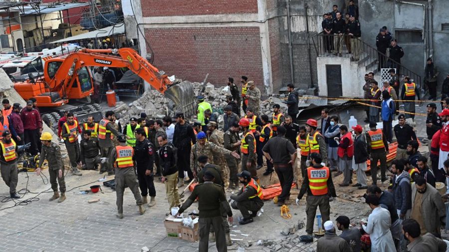 Al menos 17 personas murieron en una explosión en una mezquita en una sede de la policía en Pakistán