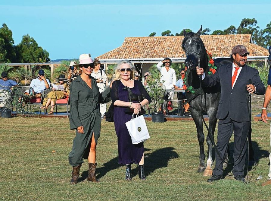 Lætitia d 'Arenberg y sus caballos: la Princesa y Gina Roemmers en la estancia 