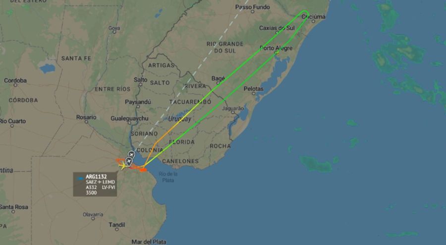 Un avión de Aerolíneas Argentinas sobrevoló La Plata por horas 20230130