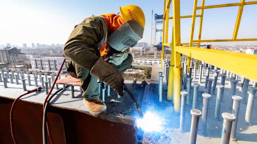 Fotogaleria Un trabajador trabaja en un sitio de construcción de una sección de autopista, en Xiangyang, en la provincia de Hubei, en el centro de China