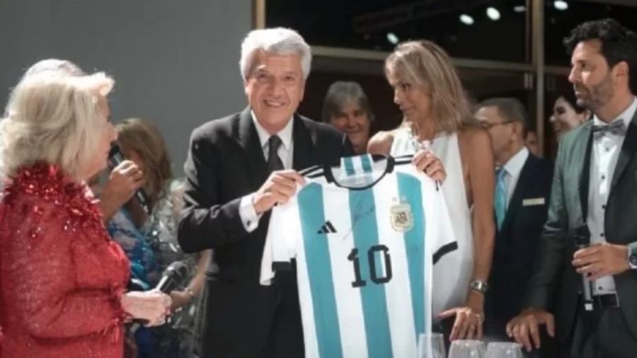 Mirtha Legrand subastó una camiseta firmada por Lionel Messi: cuánto recaudó 
