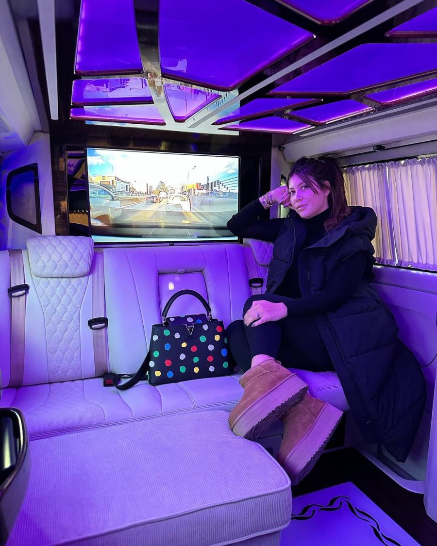 Wanda Nara llegó a Turquía con cartera Louis Vuitton y una limusina la esperaba