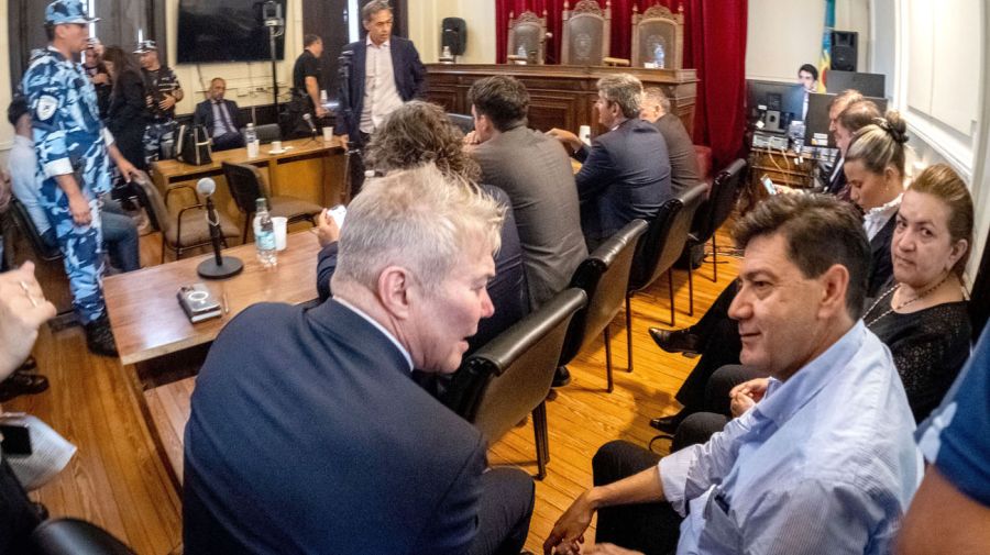 Fernando Burlando dialoga con el Papá de Fernando previo a la lectura de la sentencia a los rugbiers