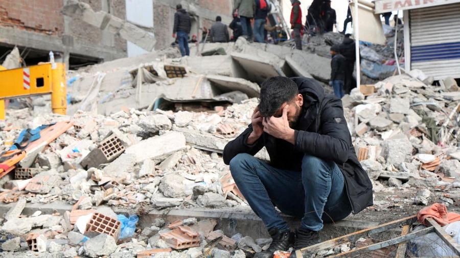 Continúan los rescates en la remoción de escombros dejados por el fuerte sismo que sacudió Turquía