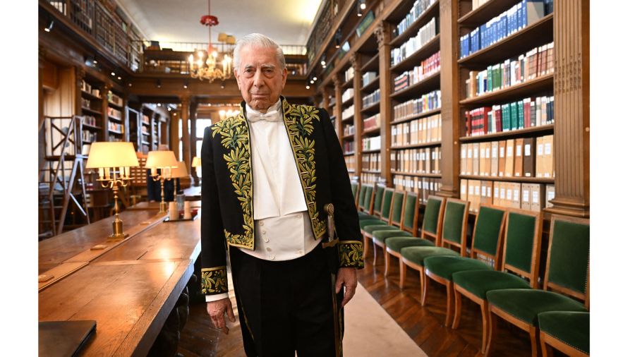 Fotogaleria El escritor peruano y premio Nobel de literatura Mario Vargas Llosa posa para una fotografía durante la ceremonia de su ingreso en la Academia Francesa, en París
