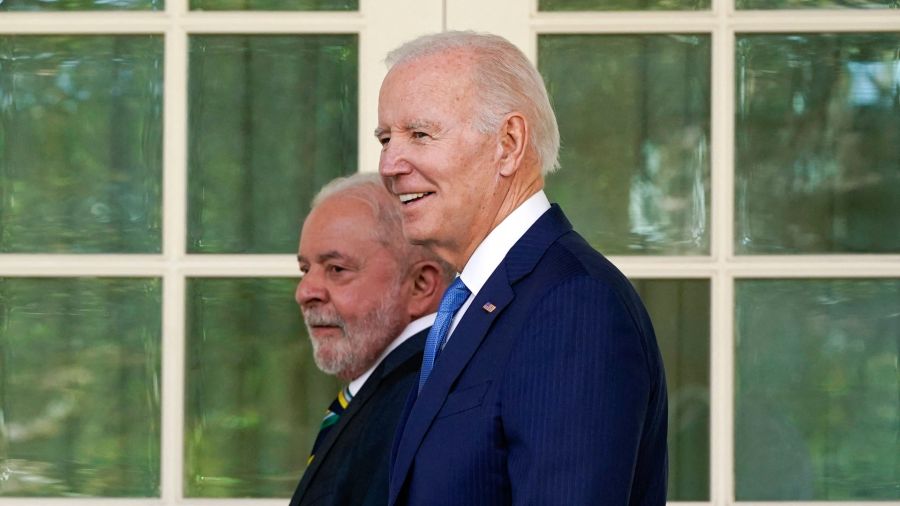 Fotogaleria El presidente estadounidense Joe Biden y el presidente brasileño Luiz Inacio Lula da Silva caminan hacia el Despacho Oval para una reunión en la Casa Blanca en Washington, DC