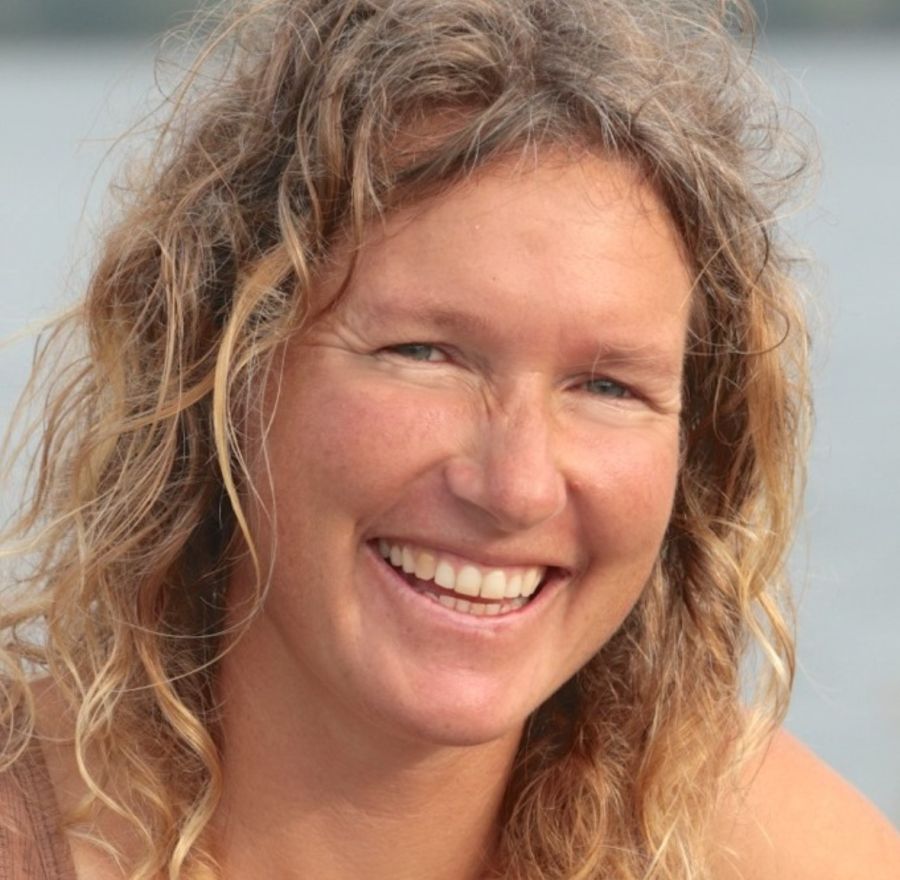 Kirsten Neuschafer primera mujer en navegar el mundo