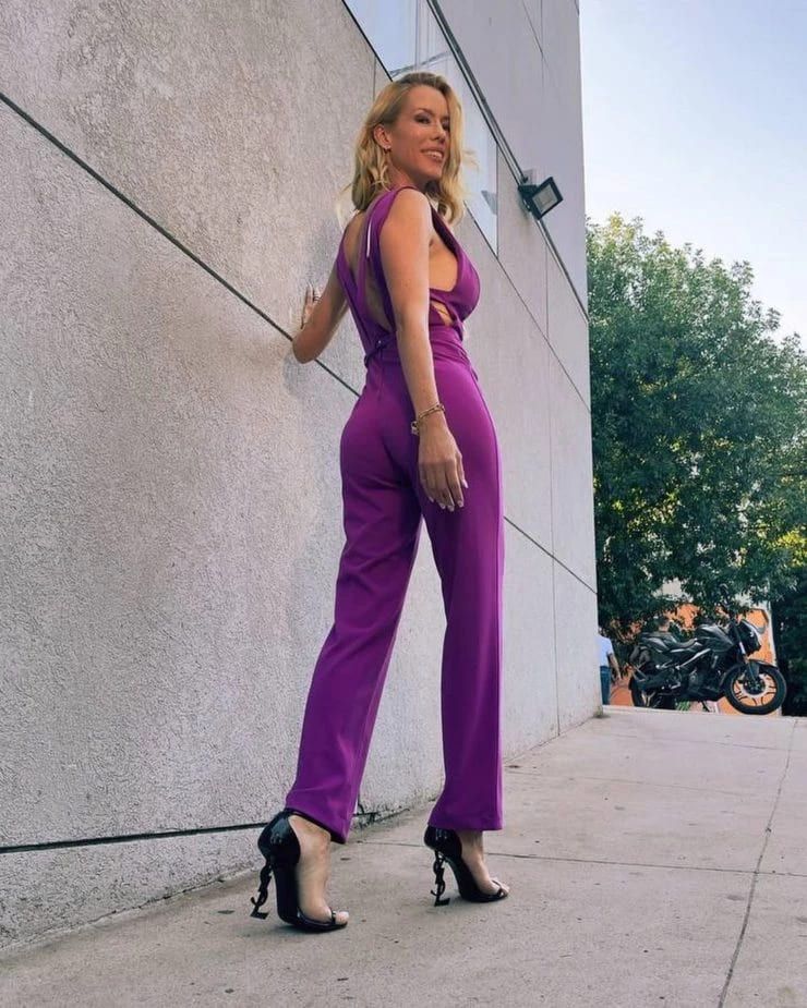 El look violeta de Nicole Neumann
