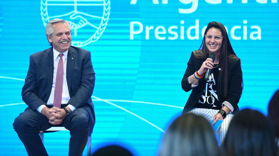 El presidente Alberto Fernández y la ministra Ayelén Mazzina.