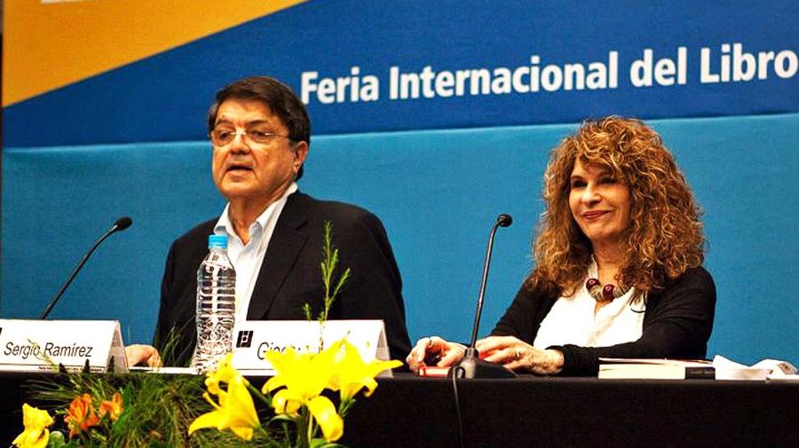 Escritores nicaragüenses Sergio Ramírez y Gioconda Belli