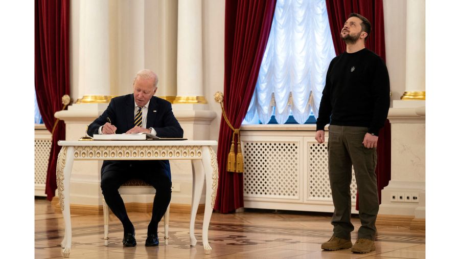 Fotogaleria El presidente Joe Biden firma en el libro de visitas durante una reunión con el presidente ucraniano Volodymyr Zelensky en el Palacio Mariinsky de Kiev