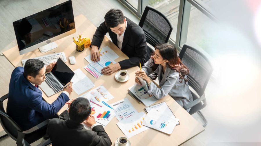 Empleados trabajando en una oficina