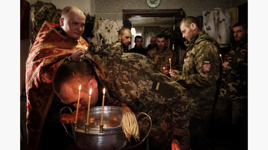 Fotogaleria Mykola Berezyk, de 28 años, capellán de la 95ª Brigada de Asalto Aéreo del Ejército Ucraniano, también conocido como Padre Mykola, dirige una oración por los militares ucranianos que regresaron del frente