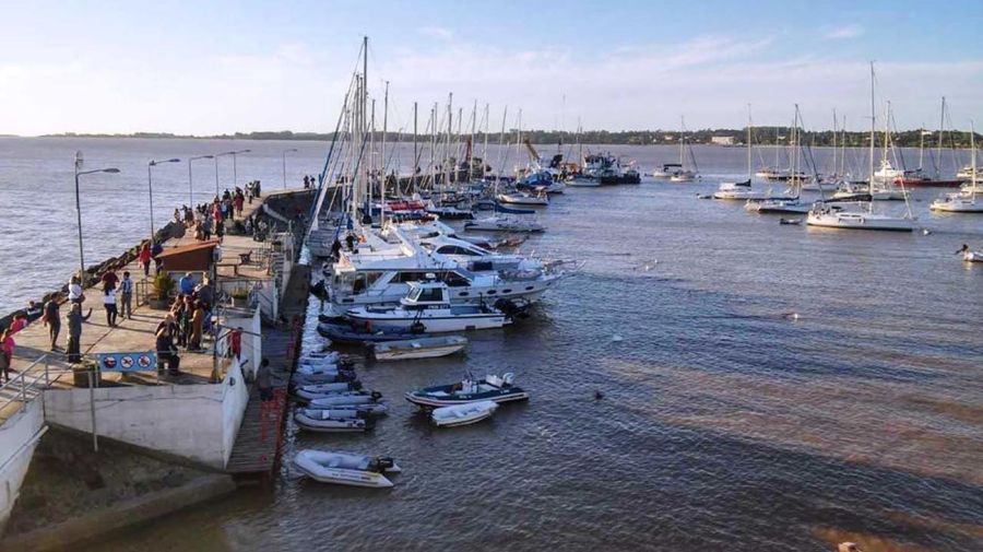 Un argentino de 80 años se cayó de un velero en aguas del puerto de Colonia Uruguay y permanece desaparecido