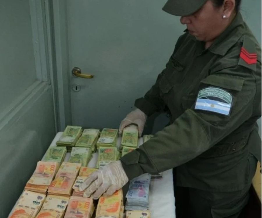 Una mujer llevaba 7 millones de pesos en su valija 20230223