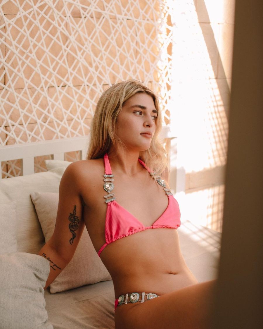 Marta Fort posó desde Cancún, en una bikini Neon Pink con diamantes de imitación