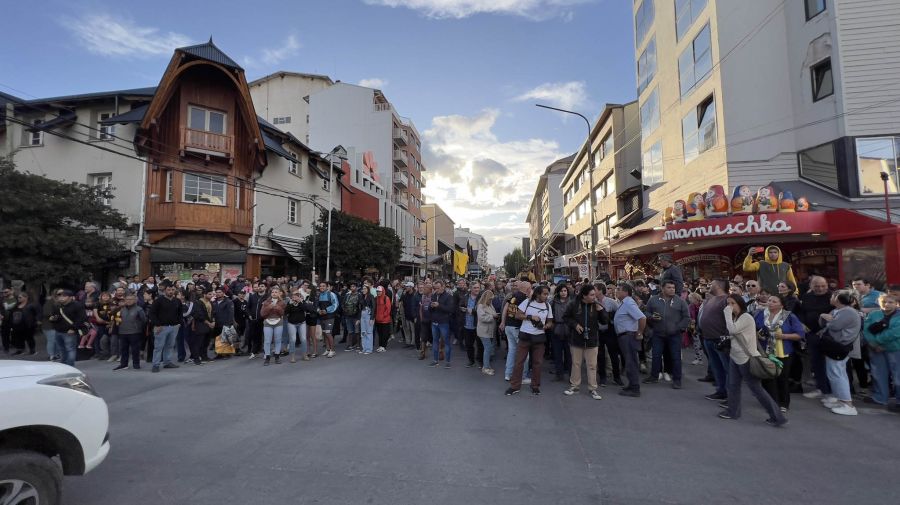 La gente que aguardaba a Milei en el centro de Bariloche.