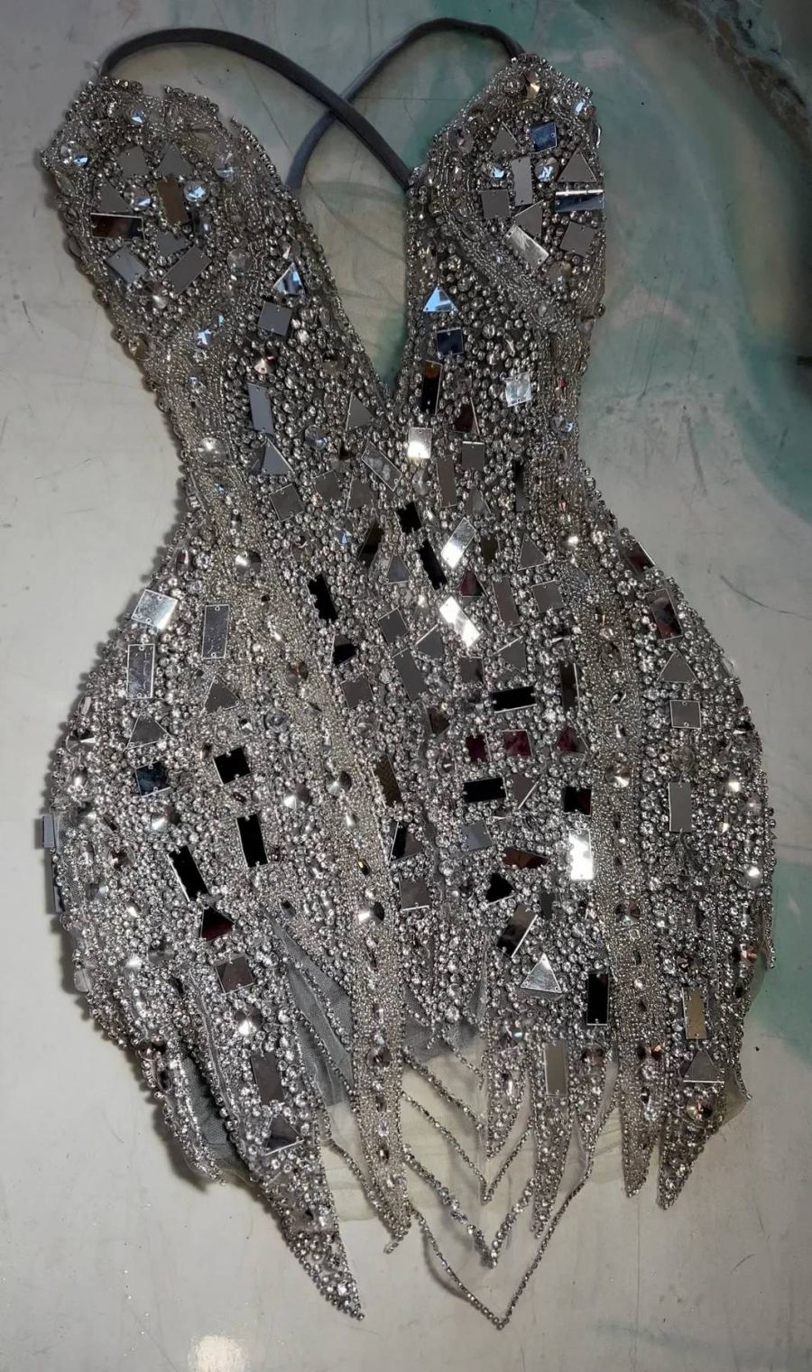 Marta Fort eligió un vestido de espejos y diamantes para su cumpleaños de casi 700 dólares
