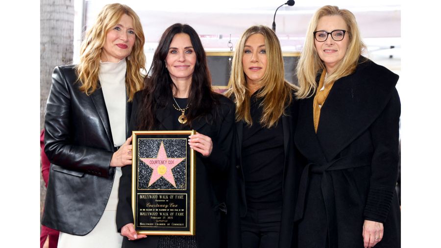 Fotogaleria Laura Dern, Courtney Cox, Jennifer Aniston y Lisa Kudrow asisten a la ceremonia de entrega de la estrella del Paseo de la Fama de Hollywood a Courteney Cox en Hollywood, California