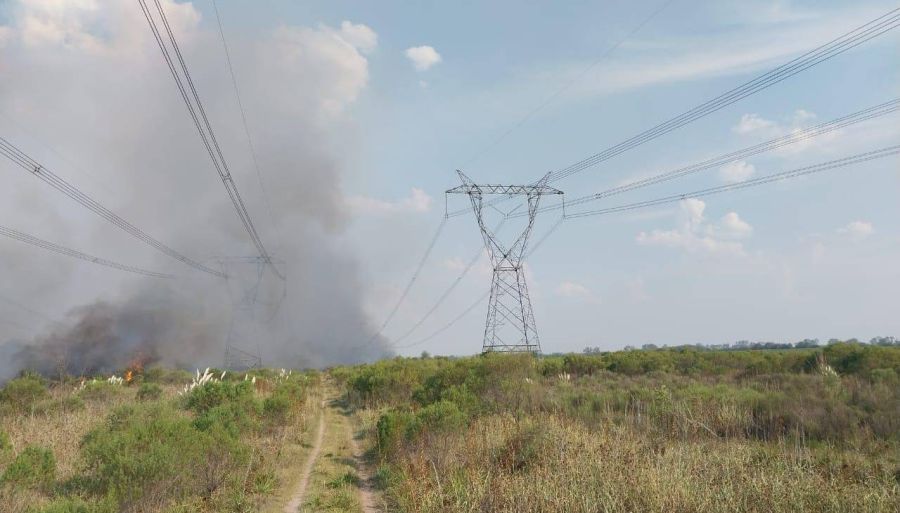 Incendio en línea de alta tensión