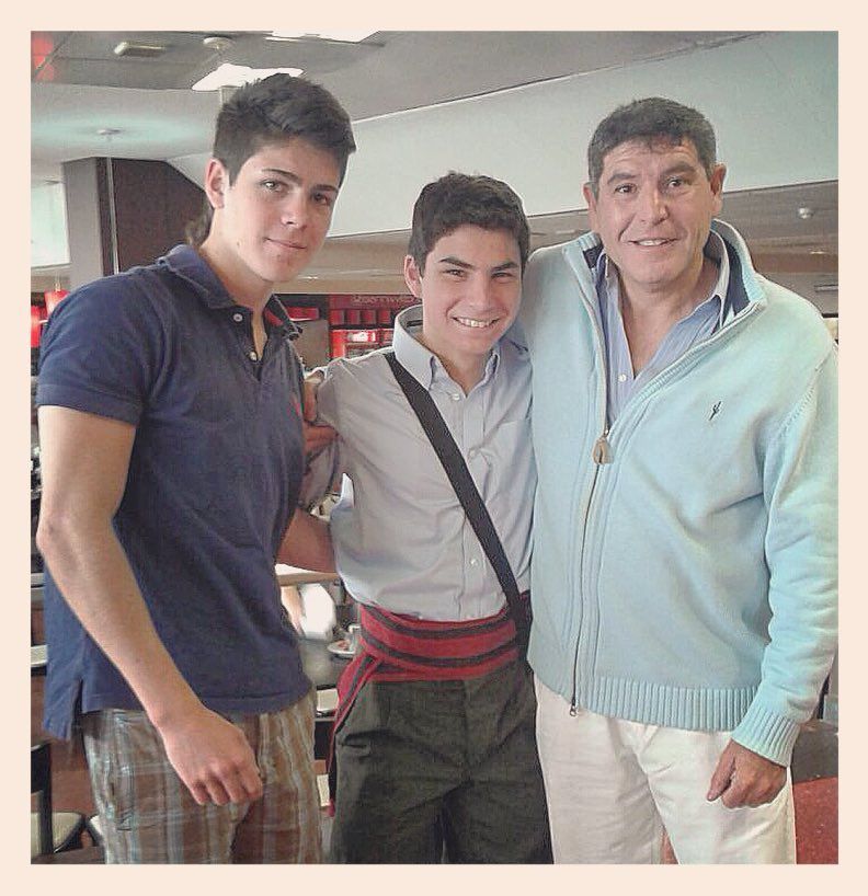Marcos Ginocchio junto a su hermano José y su padre 