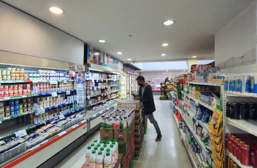 Cómo es el supermercado baleado de la familia de Antonela Roccuzzo