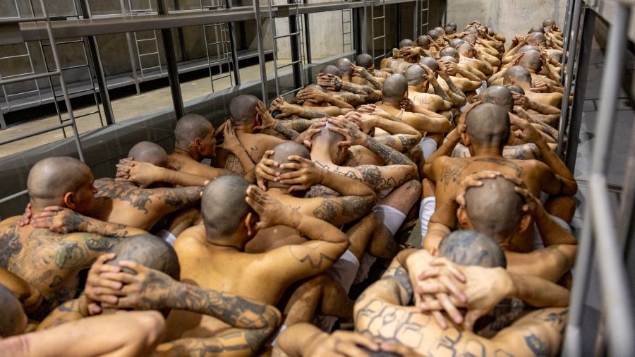 Fotogaleria Foto que muestra la llegada de reclusos pertenecientes a las pandillas MS-13 y 18 al nuevo centro penitenciario 