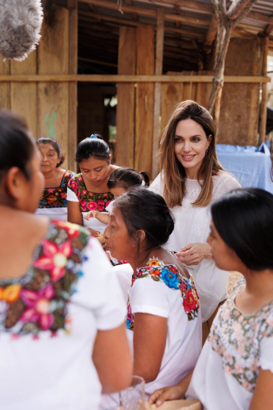 Día Internacional de la Mujer: Angelina Jolie une sus fuerzas con Guerlain para potenciar a las mujeres mayas de Yucatán