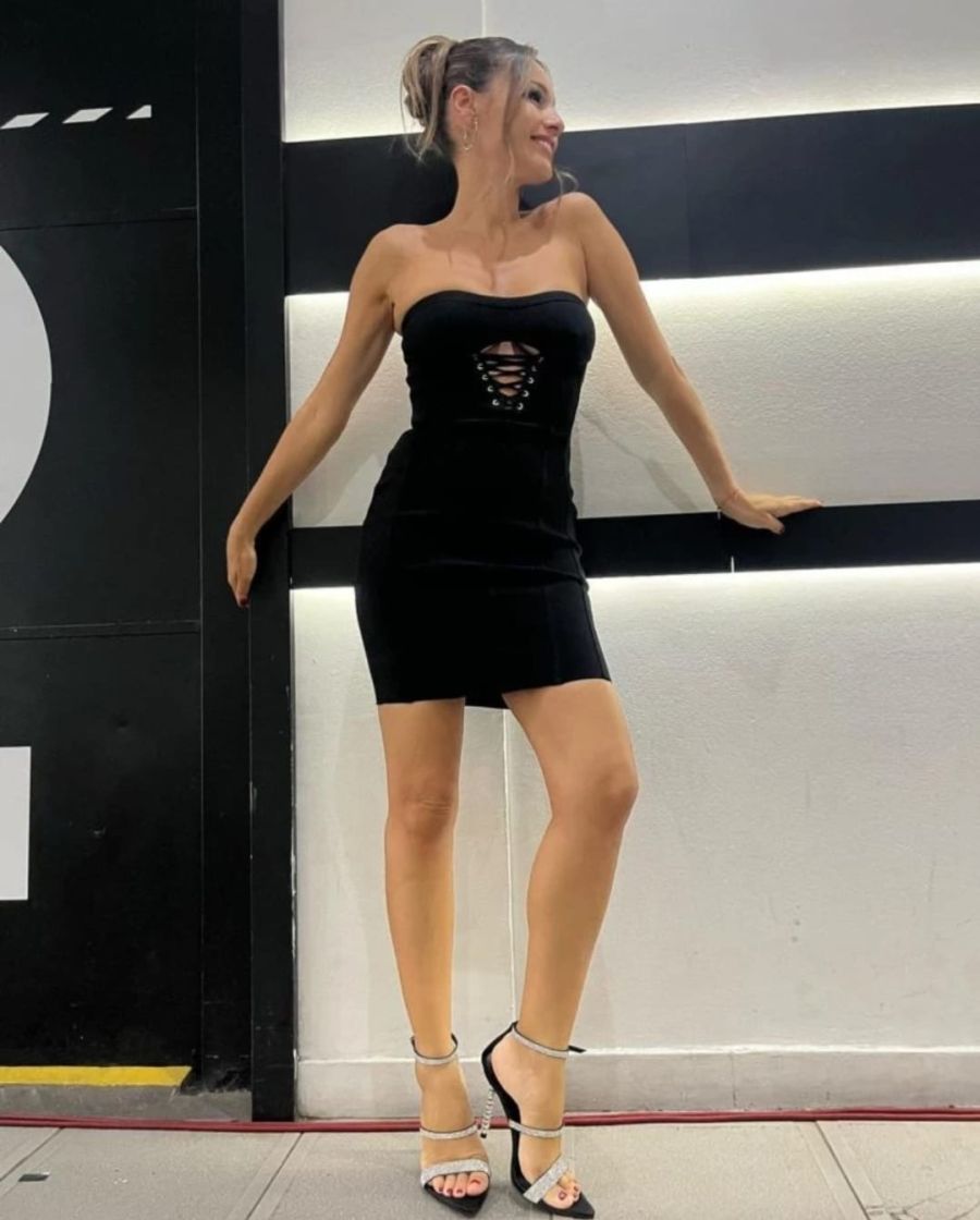 pampita y su look total black