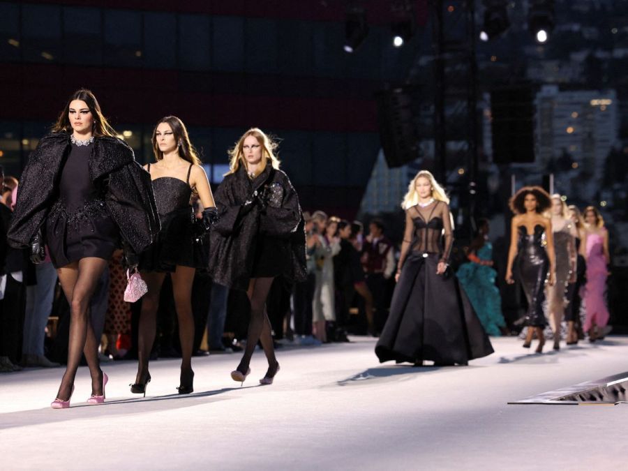 El look total black de Anne Hathaway en el desfile de Versace