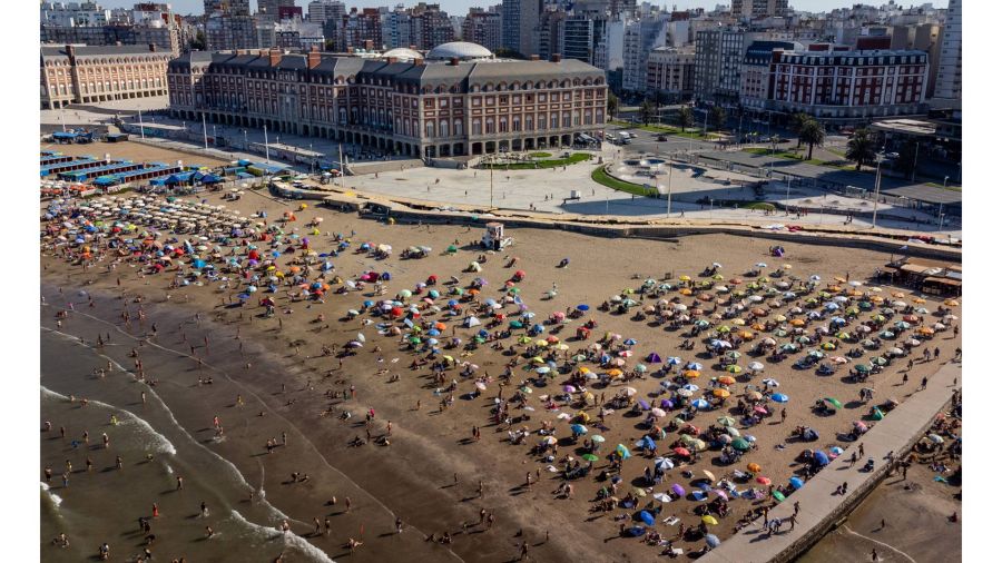 Fotogaleria La ciudad de Mar del Plata cerró el fin de semana con una sensación térmica que superó hoy los 40 grados y empujó a miles de vecinos y turistas a las playas