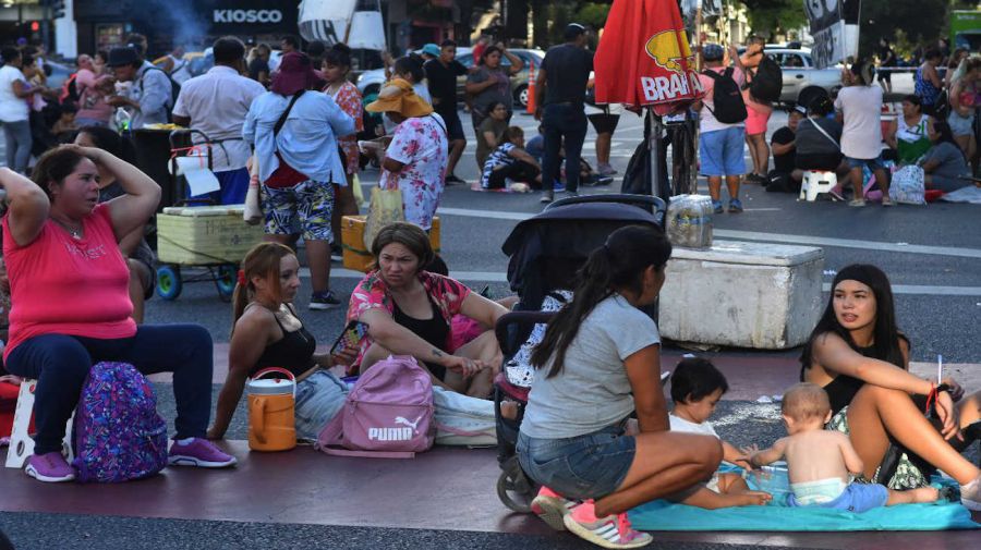 Acampé de organizaciones sociales en la 9 de julio 20230313