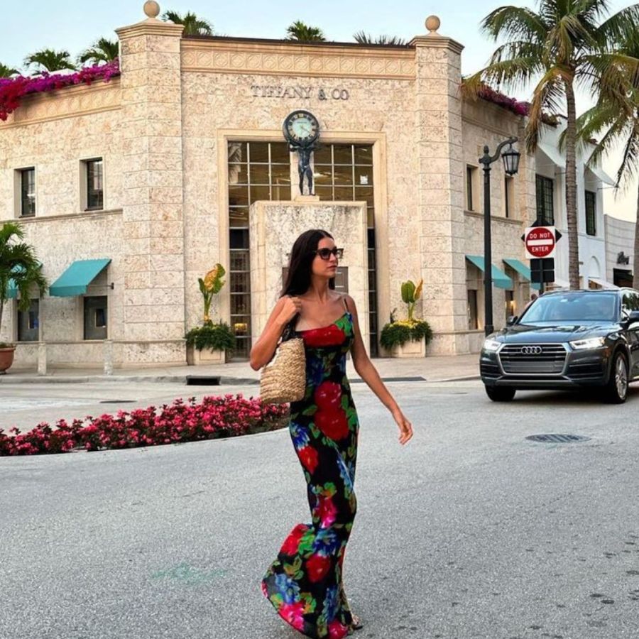 LA FOTO DE ZAIRA NARA CON EL LOCAL DE TIFFANY&CO DE FONDO