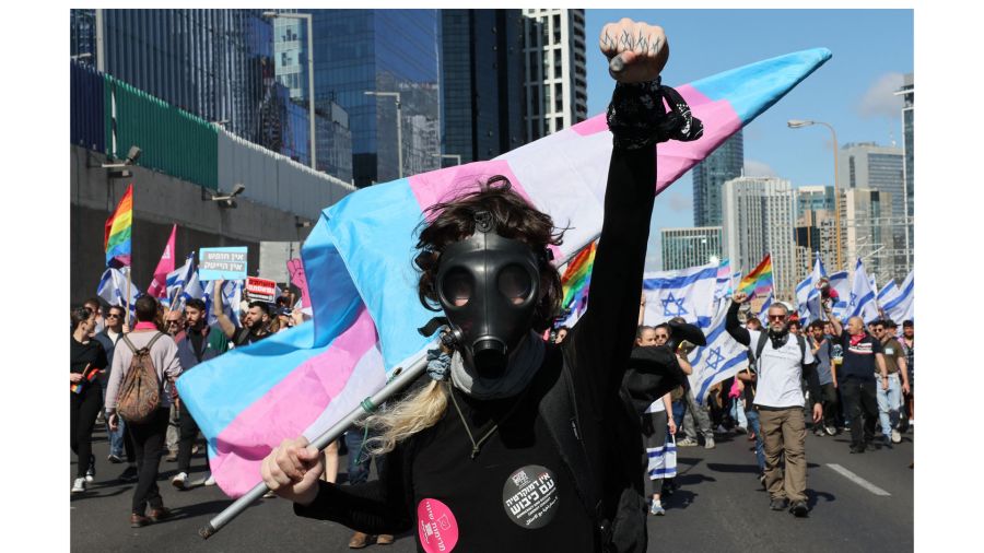 Fotogaleria Un manifestante israelí con una máscara de gas gesticula durante una protesta contra el controvertido proyecto de reforma judicial del gobierno en Tel Aviv
