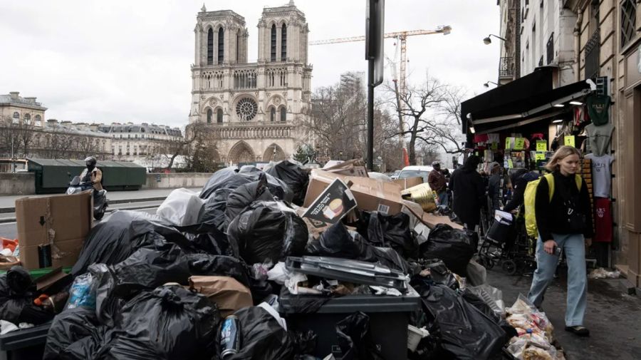 Paris é engolfada por protestos contra a reforma previdenciária de Macron, e as greves encheram as ruas de lixo.