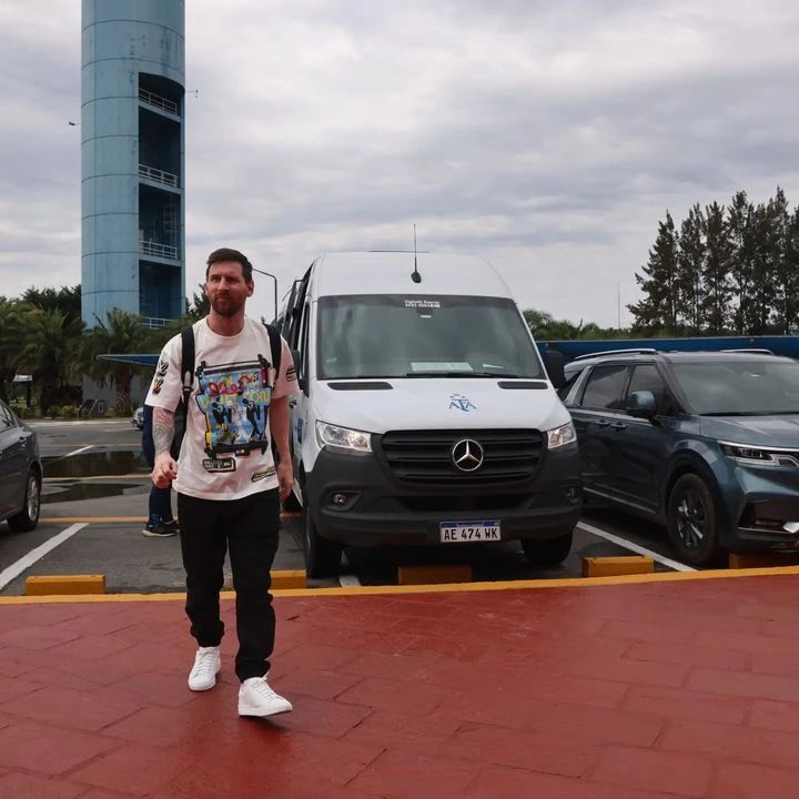 Leo Messi llegó a Argentina: así fue su look