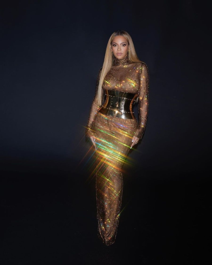 Faja de metal, transparencias y silueta de sirena: Beyoncé sorprende con un exquisito vestido dorado