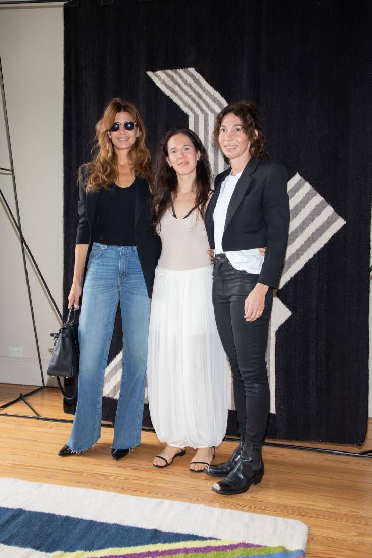 Juliana Awada apareció en un evento con el look minimalista y clásico, clave para el otoño 