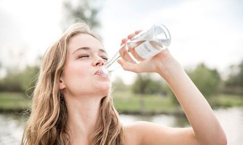 Cuantos litros de agua se necesita para vivir