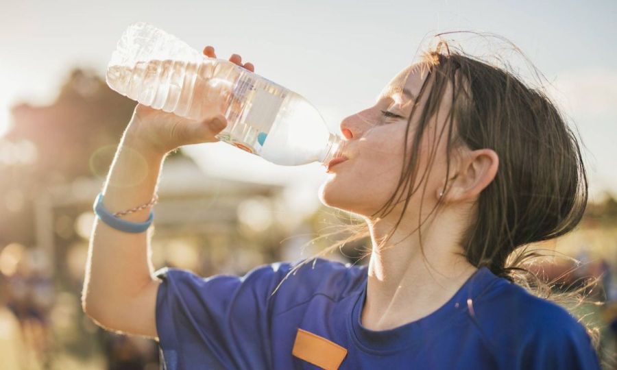 Cuantos litros de agua se necesita para vivir