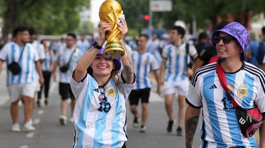 Hinchada de Argentina llegando al estadio de River Plate