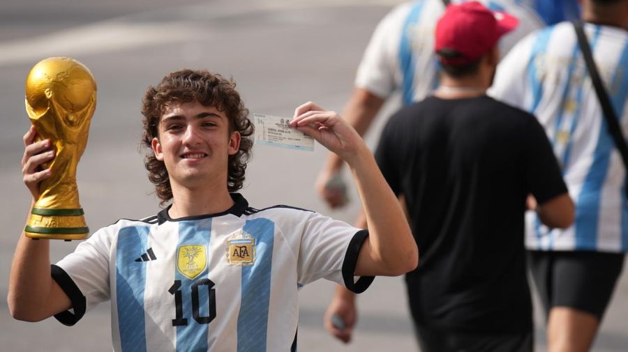Hinchada de Argentina llegando al estadio de River Plate