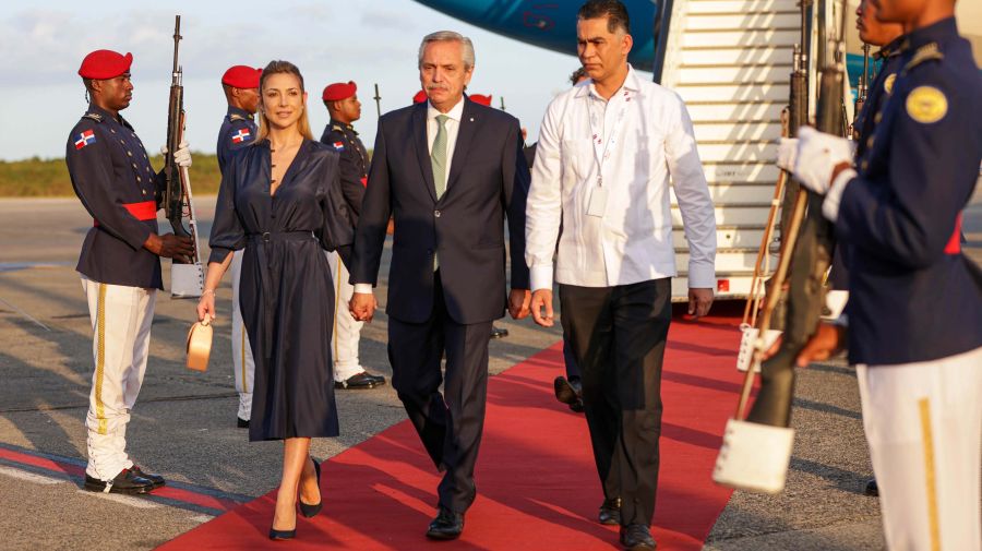 Alberto Fernández arriving in the Dominican Republic for the Summit of leaders.
