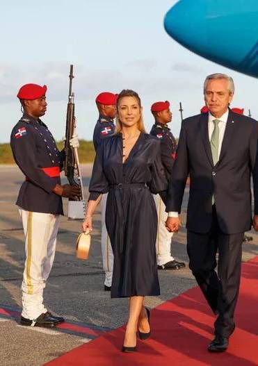 El sofisticado look en seda de Fabiola Yáñez para su arribo a República Dominicana: 